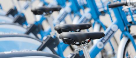 Varias bicicletas están estacionadas en fila.