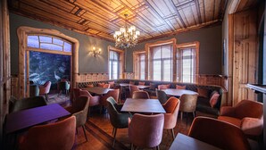 Un restaurante con techos de madera, ventanas amplias y asientos cómodos.