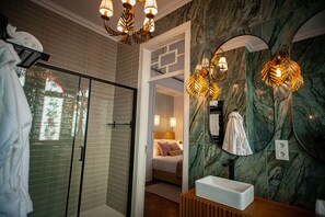 Deluxe Room | Bathroom | Separate tub and shower, deep soaking tub, hydromassage showerhead - Storytellers Palace (Alcobaça)