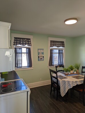 Dining - Beach Harbor Resort - Deluxe Lower Apartment (Sturgeon Bay)