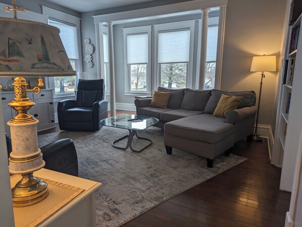 Een televisie en boeken