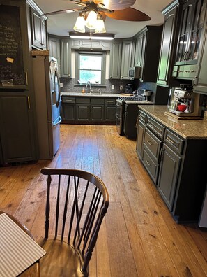 Kylskåp, mikrovågsugn, ugn och spishäll