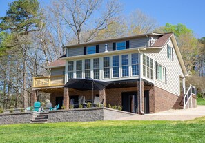 Exterior - Pristine lake house offering watersports, gameroom favorites, and stunning view (Catawba)