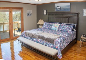 4 bedrooms, iron/ironing board, free WiFi, bed sheets - Pristine lake house offering watersports, gameroom favorites, and stunning view (Catawba)
