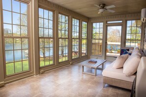 Smart TV, table football - Pristine lake house offering watersports, gameroom favorites, and stunning view (Catawba)