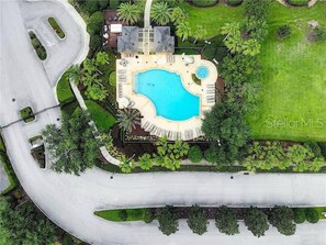 Utomhuspool och uppvärmd pool