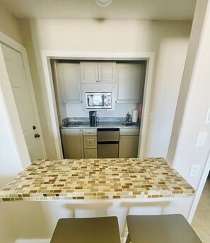 Frigorifero, microonde, forno, piano cottura