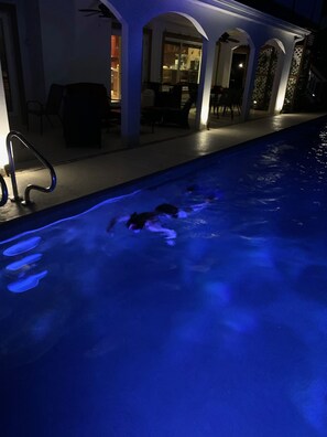 Una piscina al aire libre, una piscina climatizada