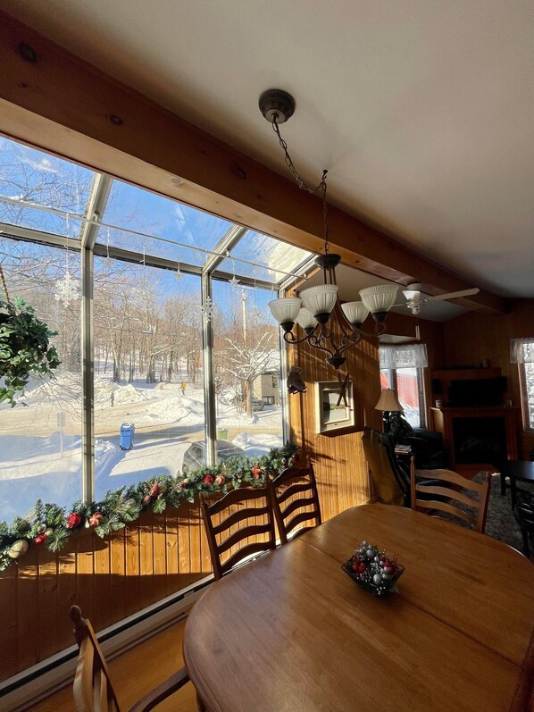 Dining - Chalet at the foot of the slopes Ski IN/Ski OUT (Stoneham-et-Tewkesbury)