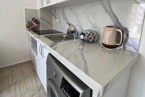 Køleskab, mikrobølgeovn, ovn, elkedel