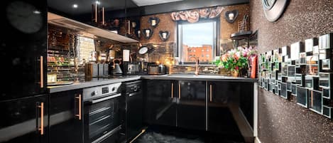 Køleskab, mikrobølgeovn, ovn, kogeplade