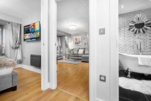 Interior - This 1-bed apartment is located close to Birmingham’s main attractions. (Birmingham)