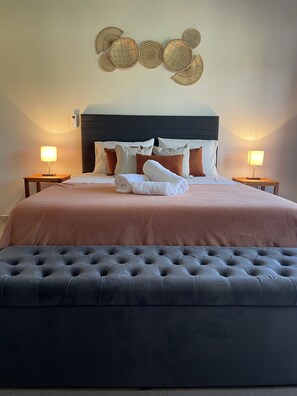 5 Schlafzimmer, Schreibtisch, Bügeleisen/Bügelbrett, WLAN