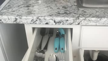 Refrigerador, microondas, parrilla de estufa y cafetera y tetera