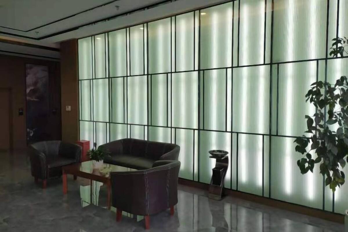 Un hall d’entrée avec un canapé, une table basse et une plante.