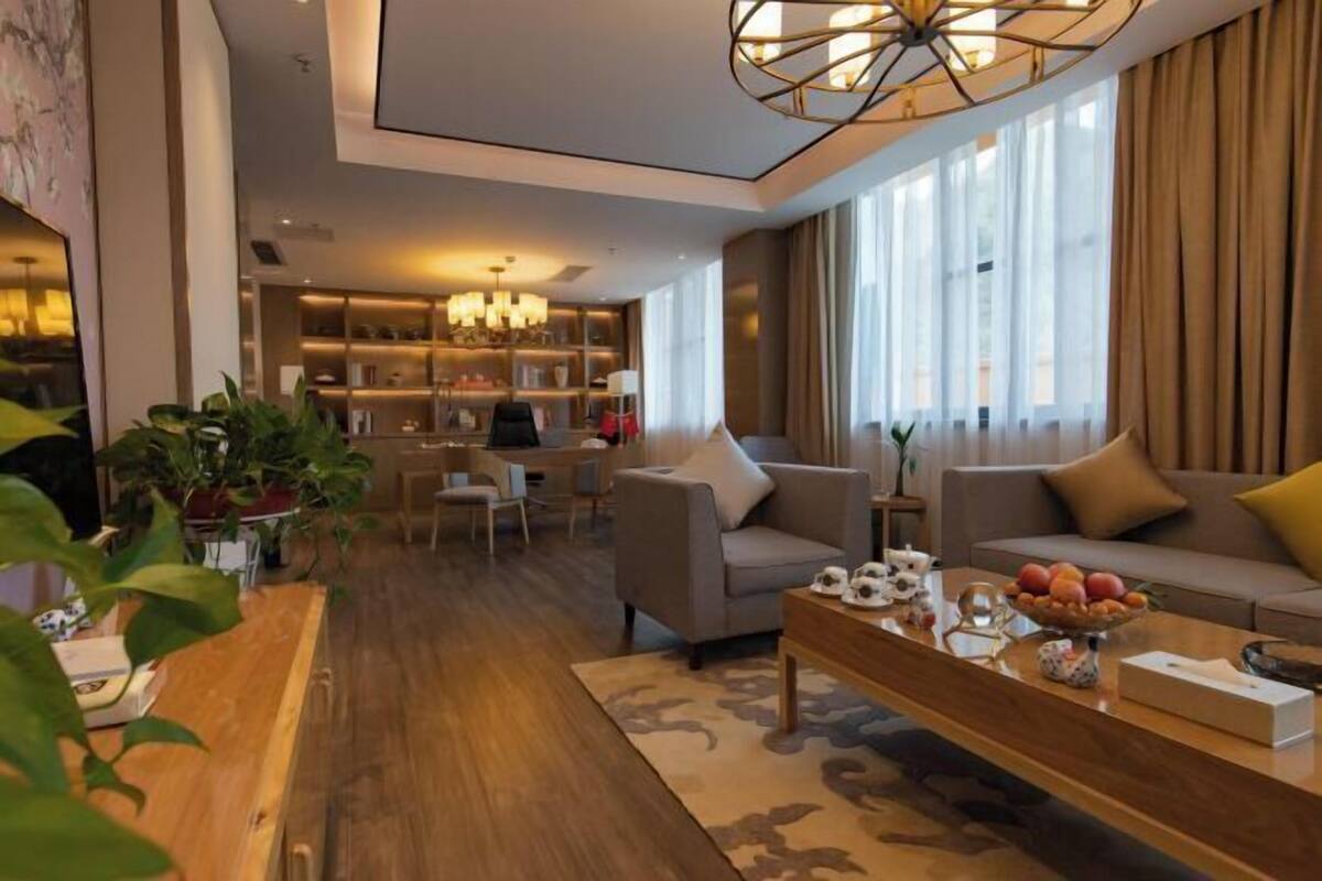 Un salon moderne avec un canapé, une table basse et un coin repas.