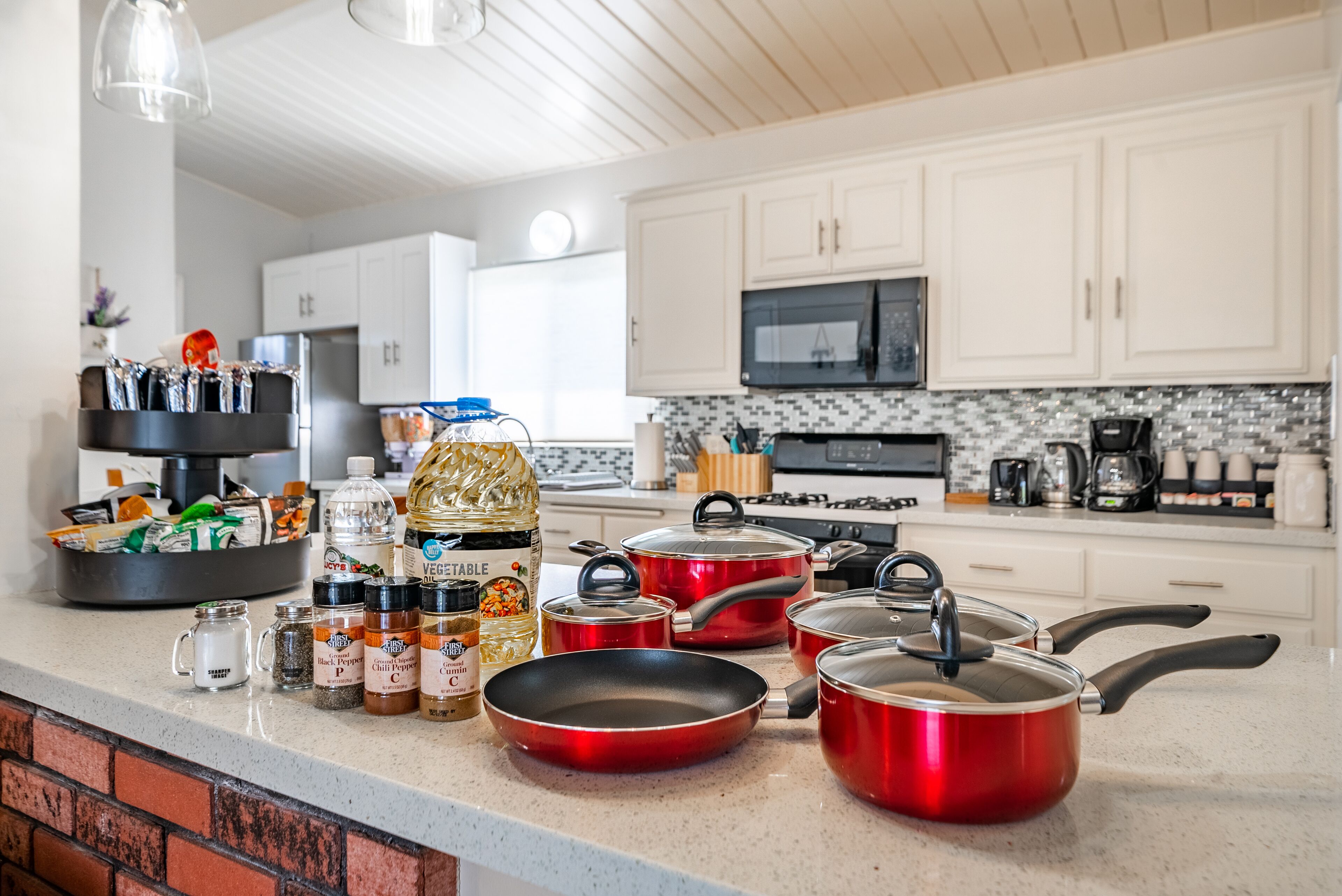 Frigorifero, microonde, forno, piano cottura