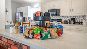 Eine Küchenarbeitsplatte mit verschiedenen Snacks und Getränken.