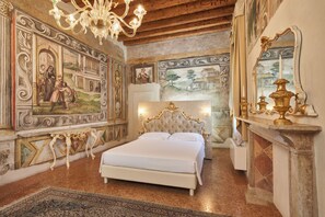 特色开间套房 | 客房内保险箱、特色家居、办公桌、免费 WiFi