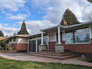 Exterior - Quiet Kent Hill Home, 20 Min to Sea-Tac — Fireplaces, Jetted Tub, Fast WiFi (Kent)