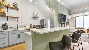 Kühlschrank, Mikrowelle, Ofen, Herdplatte