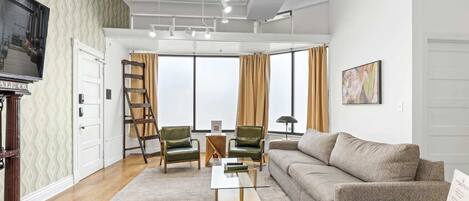 Una televisión, una oficina