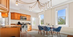 Frigorífic, microones, forn i placa de cuina 