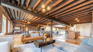 Living area - KING Sleep8 4Bed 3BR 2BA Swepson Loft 301 (Louisville)