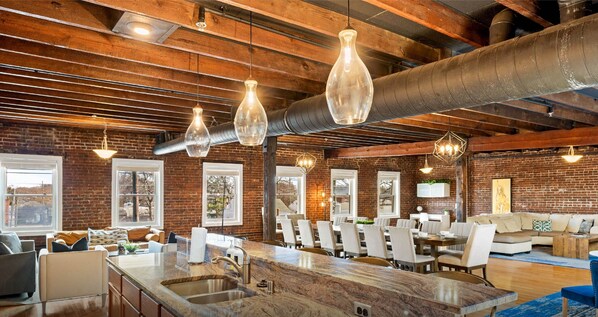 المنشأة من الداخل