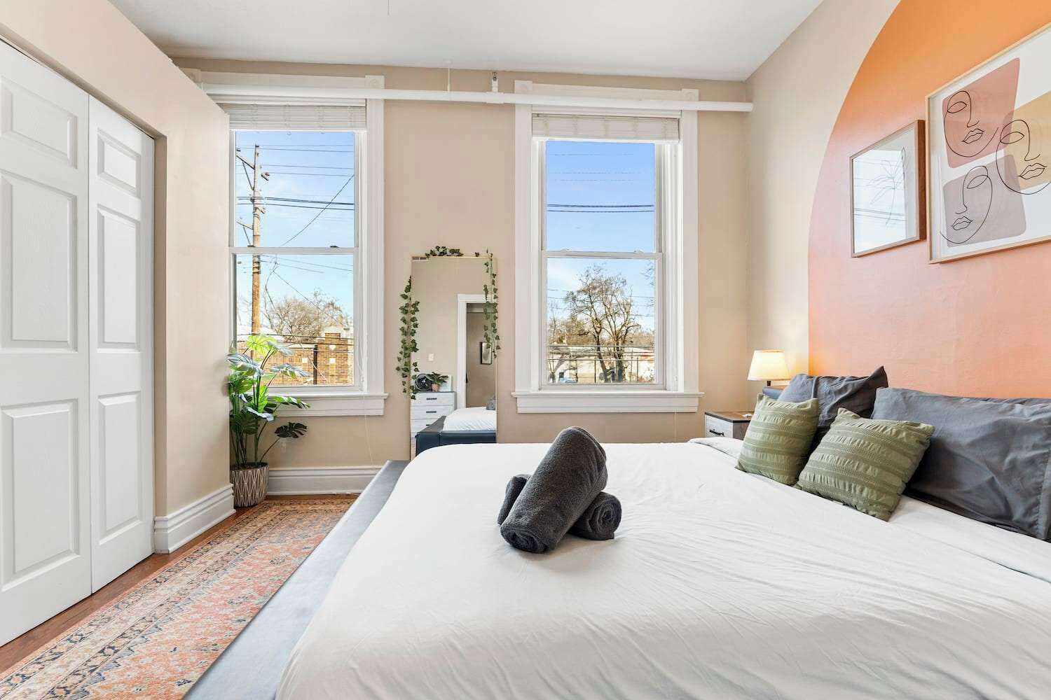 3 habitaciones, tabla de planchar con plancha, wifi y ropa de cama 