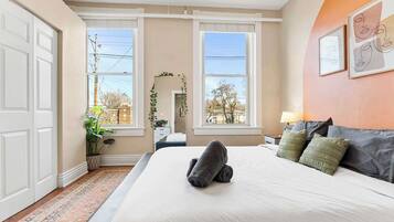 3 habitaciones, tabla de planchar con plancha, wifi y ropa de cama