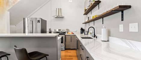 Réfrigérateur, four à micro-ondes, un four, surface de cuisson