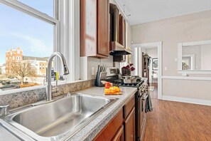 Jääkaappi, mikroaaltouuni, uuni, liesi