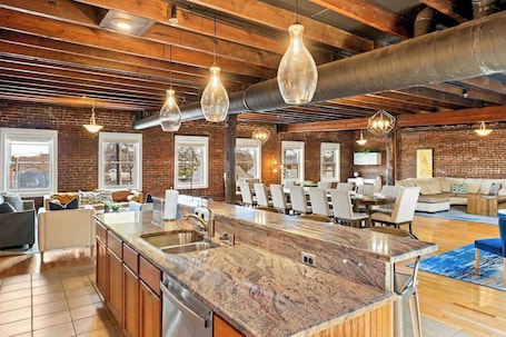 Interior. Sleep24 12Beds 8BR 6BA Swepson Retreat KING