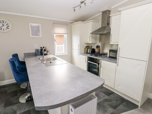 Réfrigérateur, lave-vaisselle, bouilloire électrique, grille-pain