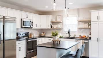 Refrigerador, microondas, horno, placa de cocina