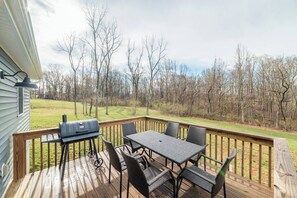 Outdoor dining - The Madison, 5 Minutes to Downtown, Firepit and Deck! (Madison Heights)