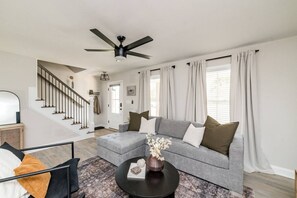 TV - The Madison, 5 Minutes to Downtown, Firepit and Deck! (Madison Heights)