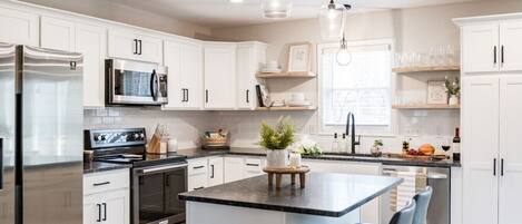 Kjøleskap, mikrobølgeovn, ovn og kokeplater