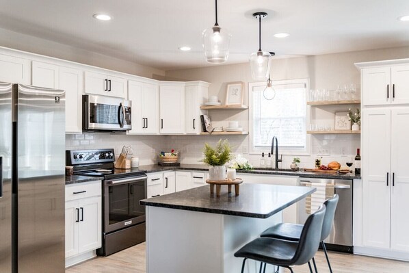 Fridge, microwave, oven, stovetop - The Madison, 5 Minutes to Downtown, Firepit and Deck! (Madison Heights)