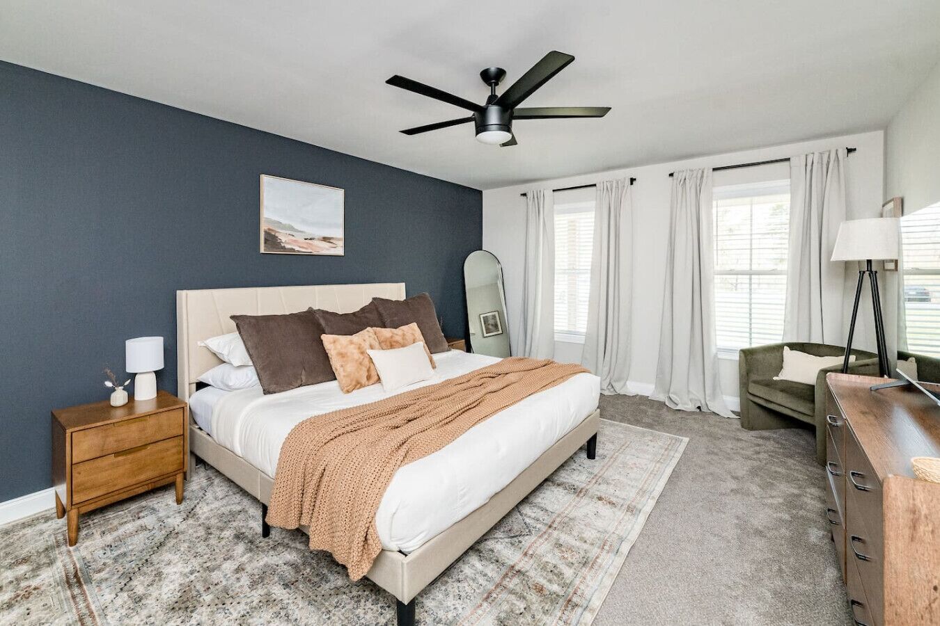 3 slaapkamers, een bureau, een strijkplank/strijkijzer, reisbedje