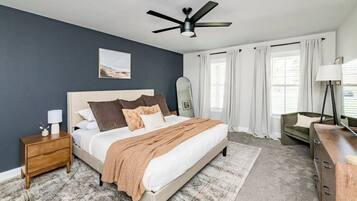 3 slaapkamers, een bureau, een strijkplank/strijkijzer, reisbedje