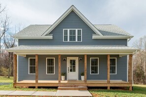 Exterior - The Madison, 5 Minutes to Downtown, Firepit and Deck! (Madison Heights)
