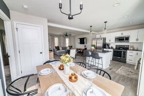 Dining - The Madison, 5 Minutes to Downtown, Firepit and Deck! (Madison Heights)