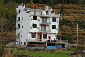 Un edificio de varios pisos con balcones y techo plano.