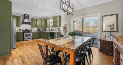 New~Near Margarittaville~ Private Pool~ Hot Tub~ Large Luuxury Home~ Sleeps 24~Game Room~ Perfect for Weddings or Events~1 story Home