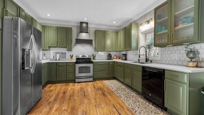 Réfrigérateur, four à micro-ondes, un four, surface de cuisson