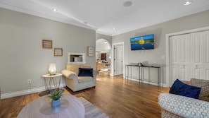 Téléviseur, foyer, table de ping-pong, livres