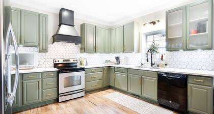 New~Near Margarittaville~ Private Pool~ Hot Tub~ Large Luuxury Home~ Sleeps 24~Game Room~ Perfect for Weddings or Events~1 story Home