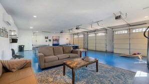 Televisión, chimenea, tenis de mesa y libros 